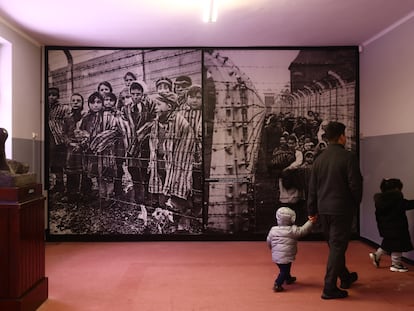 Una familia, durante la visita al memorial del campo de concentración de Auschwitz-Birkenau.