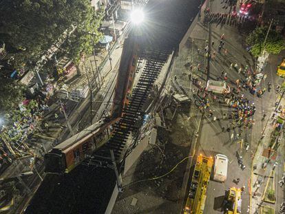 La estructura se desplomó sobre los vehículos que circulaban en la avenida Tláhuac.