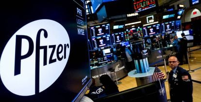 Logotipo de Pfizer en la Bolsa de Nueva York.