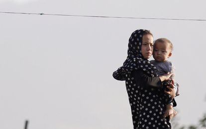Una niña y su hermano contemplan el lugar de un atentado suicida en Kabul (Afganistán) el 15 de agosto del 2018. Al menos medio centenar de personas murieron y otras tantas resultaron heridas. Los ataques a escuelas, denuncian los especialistas, se han convertido en arma de guerra.