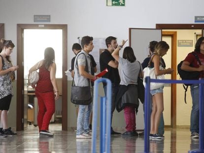 Estudiantes en la Universidad Complutense de Madrid.