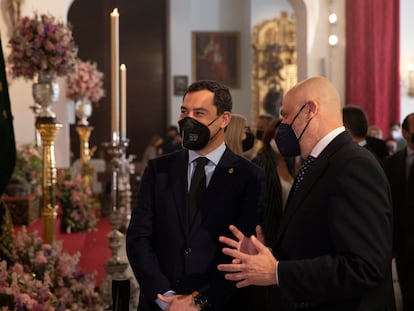 El presidente de la Junta de Andalucía, Juanma Moreno (izquierda), junto a el Hermano Mayor de la Hermandad de Triana, Sergio Sopeña Carriazo (derecha), durante la visita a la Capilla de los Marineros. Sevilla (Andalucía, España), a 29 de marzo 2021.