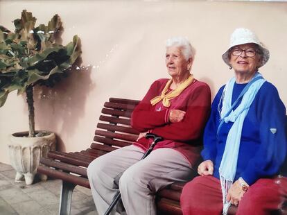 Argensola and Traslación, on one of the benches on the facade of Todoque's office, in an image from 2011. Courtesy of Gabriele María Kleylein.