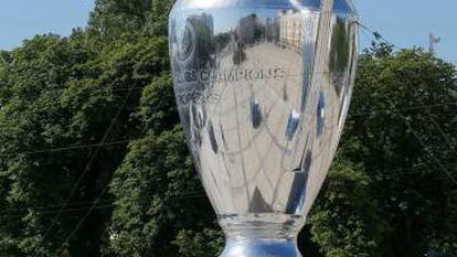 Réplica gigante de la copa de la Champions en el centro de Kiev.