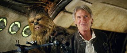 El actor Harrison Ford, como Han Solo, junto a Chewbacca, en una imagen de 'El despertar de la Fuerza'