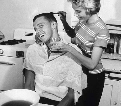 Plan de sábado tarde: cubrir sus canas en pareja.