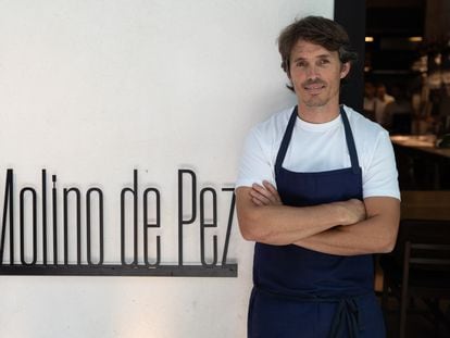 El cocinero Nino Redruello, en la entrada del restaurante Molino de Pez, en Barcelona.
