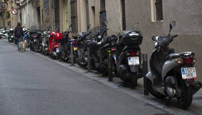 Motos aparcadas en la calle Martínez de la Rosa, en Gràcia.
