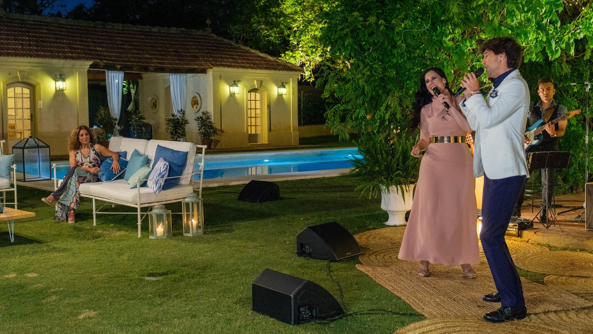 Diana Navarro y Manuel Lombo cantan a dúo ante la mirada de una de las invitadas a su programa, Lolita.