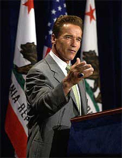 Schwarzenegger se dirige a la prensa ayer en un hotel de Los Ángeles.
