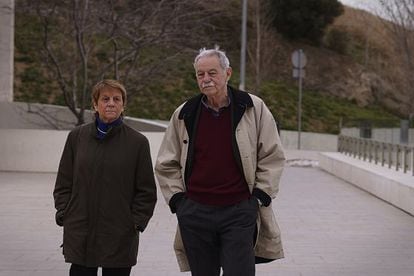 Eduardo Mendoza, junto a su hermana Cristina, en la entrada del tanatorio de Sant Gervasi de Barcelona.