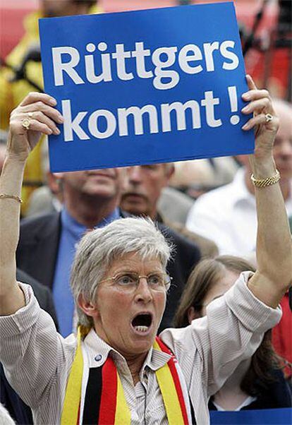 Un simpatizante de la CDU porta el cartel "Rütgers viene!", en alusión a su candidato.