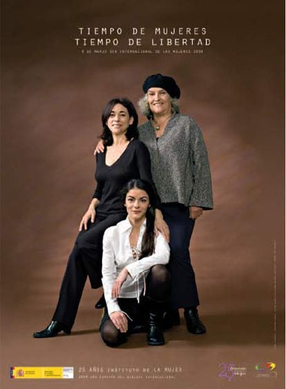 El cartel de este 8 de marzo apuesta por una imagen sencilla en la que aparecen tres mujeres de tres generaciones distintas. El lema, <i>Tiempo de mujeres. Tiempo de libertad</i>.