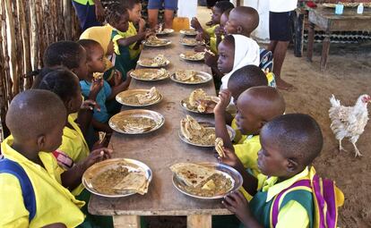 Los alumnos de la escuela en Lamu (Kenia) a la hora de la comidad.