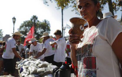 Una mujer toma mate en medio del &#039;yerbatazo&#039;.