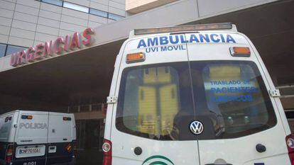 Una ambulancia frente a un centro sanitario en Andaluc&iacute;a, en una imagen de archivo. 