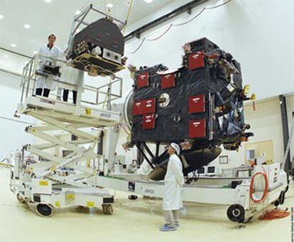 Un técnico de la ESA revisa la sonda &#39;Rosetta&#39;, que saldrá mañana en dirección a un cometa.