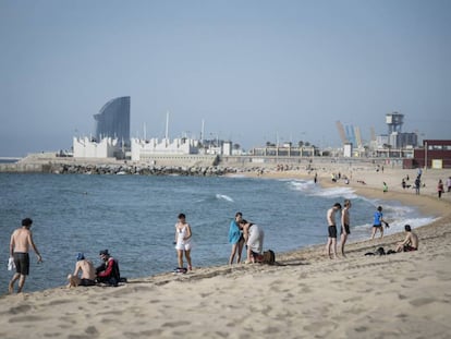 Aquest divendres s'han obert per passejar les platges de Barcelona.