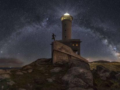 La Vía Láctea vista desde el faro de punta Nariga, en Barizo (A Coruña).