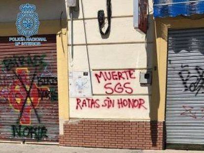 Unas de las pintadas de los ultras.