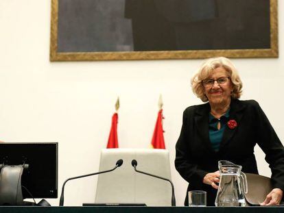 La alcaldesa de la capital, Manuela Carmena, en el pleno, el 30 de octubre de 2017.