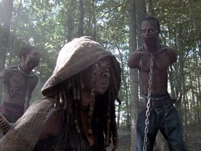 Michonne (Danai Gurira), con sus zombis, uno de los cuales interpretaba Moses J. Moseley, en 'The Walking Dead'.