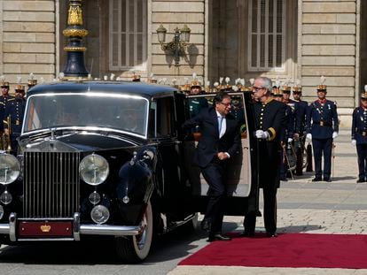 Gustavo Petro llega en el Rolls-Royce oficial para encontrarse con los Reyes de España en el Palacio Real, el miércoles en Madrid, España.