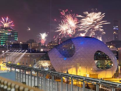 Fuegos artificiales en Eindhoven durante la nochevieja de 2022.