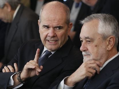 Los expresidentes socialistas Manuel Chaves y José Antonio Griñán, durante el juicio de la pieza política de los ERE en la Audiencia de Sevilla en 2018.