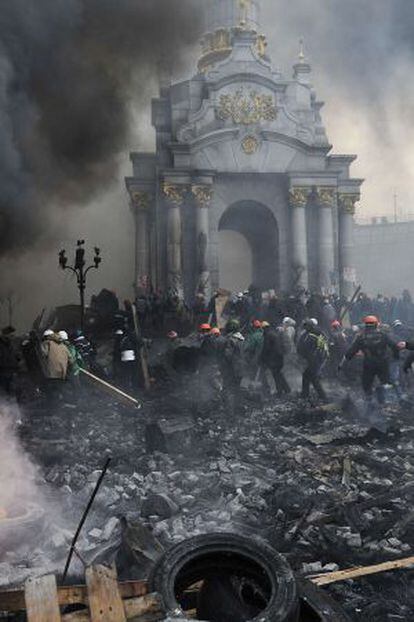 Una protesta armada avanza en Kiev, el pasado 20 de febrero.