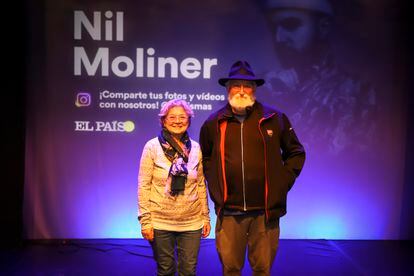 El suscriptor José Manuel Gutiérrez, acompañado por su mujer, en el encuentro con Nil Moliner.  