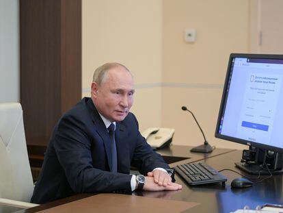 El presidente ruso, Vladímir Putin, vota por Internet en las elecciones legislativas, este viernes.