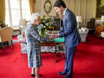 La reina Isabel II recibe al primer ministro de Canadá, Justin Trudeau, en el primer acto presencial de la monarca tras pasar la covid-19, en Windsor, el 7 de marzo de 2022.