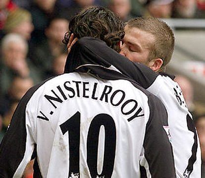 Beckham abraza a Van Nistelrooy tras el gol de éste al Southampton.