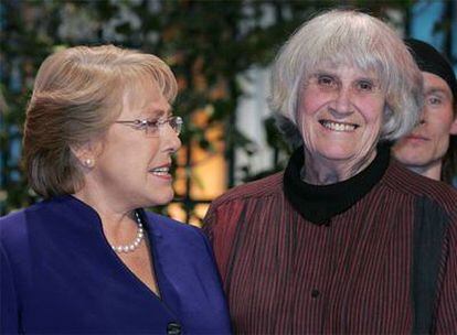 Michelle Bachelet (izquierda), junto a Joan Turner (derecha).