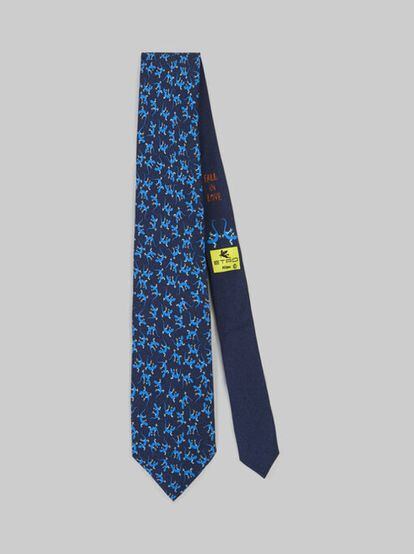 Elegante y divertida. Unas pequeñas salamanquesas dan un toque desenfadado y configuran el estampado de esta corbata de Etro confeccionada en Italia. El tejido es 100% seda. Precio: 170 euros.