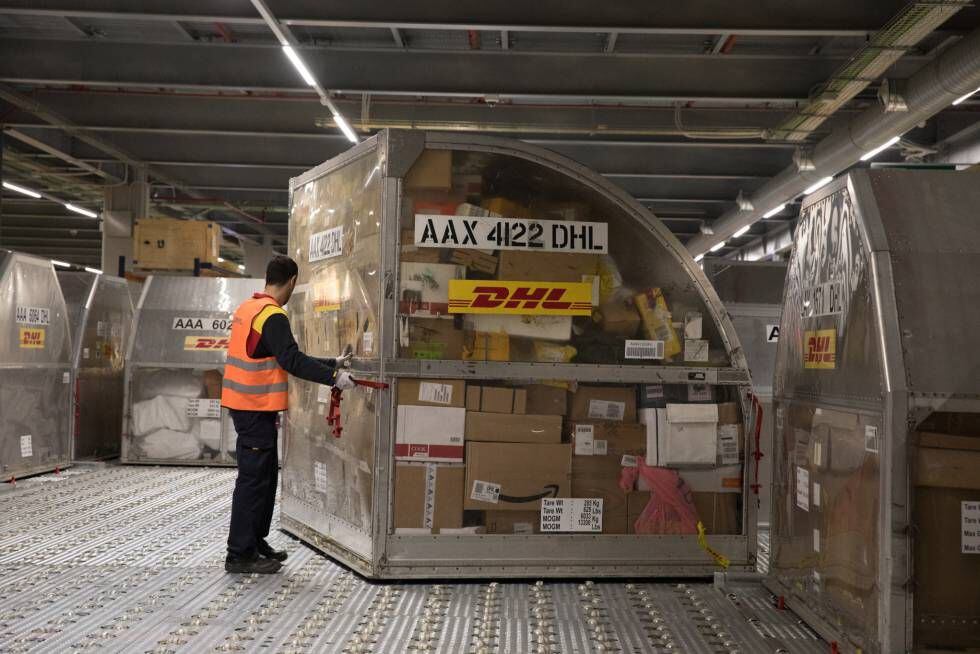 Un trabajador en las instalaciones de la empresa de reparto DHL en el centro de carga aérea del aeropuerto de Barajas, en Madrid.