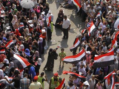 Voluntarios forman un pasillo entre hombres y mujeres para evitar agresiones sexuales en la concentraci&oacute;n anti-Morsi en Tahrir. 