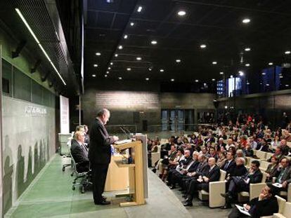 El presidente de la Fundación Santillana, Ignacio Polanco, se dirige a los asistentes en la XXIX Semana de la Educación.