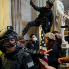 Varios de los trumpistas que atacaron y se hicieron fuertes el pasado día 6 en la sede del Congreso de EE UU. En vídeo, las imágenes del ataque al Capitolio.