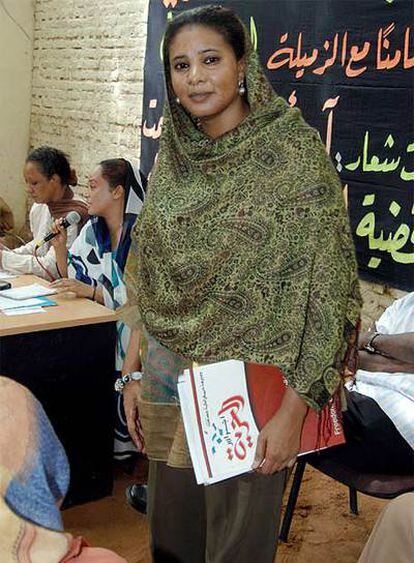 La periodista sudanesa Lubna Ahmed al Husein posa en Jartum en una fotografía de archivo.
