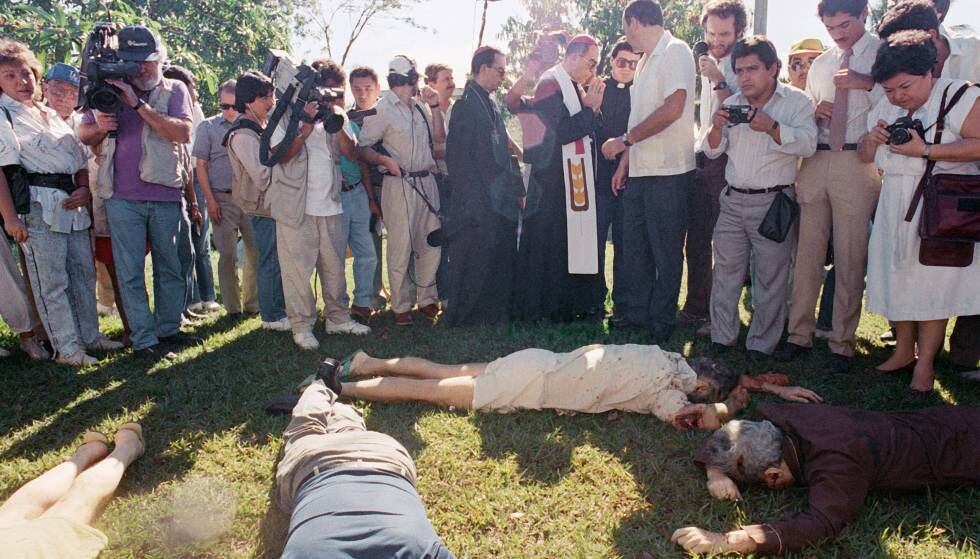 Los cadáveres de varios de los asesinados en la matanza de la Universidad Católica de El Salvador yacen en el suelo, junto al entonces arzobispo de San Salvador, Arturo Rivera y Damas, y un grupo de periodistas.