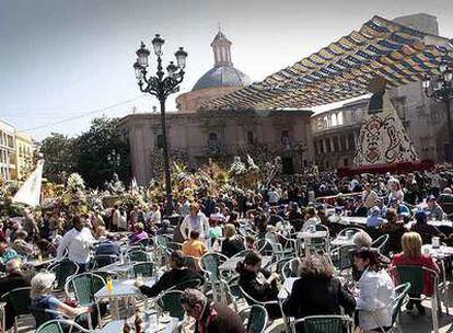 Cientos de viandantes, ayer, en la plaza de la Virgen de Valencia.