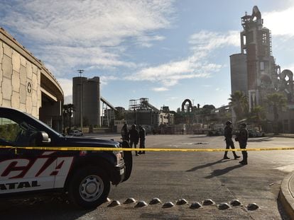 Policías Estatales resguardan la planta cementera Cruz Azul, en el municipio de Tula de Allende, en Hidalgo, este miércoles.