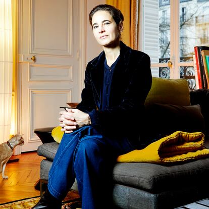 Laurence Debray, escritora, autora de 'Mi rey caído', el libro biográfico del emérito, fotografiada en casa en París en enero de 2022.
