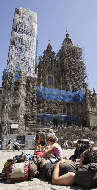 Peregrinos ante la catedral de Santiago, en obras.