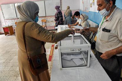 Una mujer deposita su voto este sábado, en un colegio electoral a las afueras de Argel.
