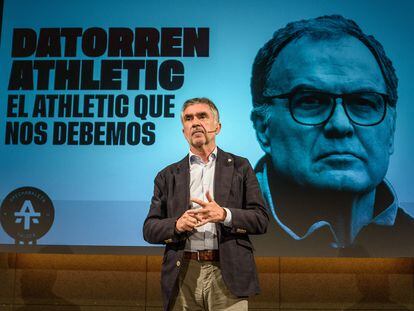 El candidato a la presidencia del Athletic Club, Iñaki Arechabaleta, en el anucio este lunes de Marcelo Bielsa como su propuesta como entrenador.