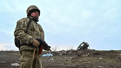 Un soldado ucranio vigila cerca de la localidad de Robotine, en la línea de frente, el 21 de febrero.