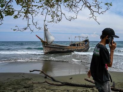 Un barco que transportaba refugiados rohinyás varado en una playa indonesia, en una foto de archivo.